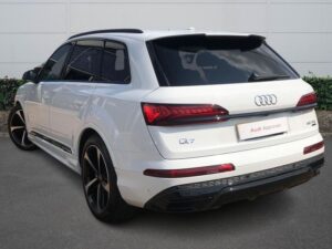 White Audi Q7