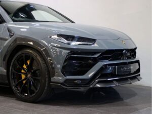 Lamborghini Urus (Limo Hire) 18